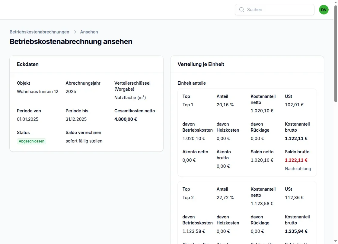 Eine Betriebskostenabrechnung in Domavi: links die Eckdaten mit Objekt, Abrechnungsjahr, Verteilerschlüssel Nutzfläche und Gesamtkosten, rechts die Verteilung je Einheit mit Anteil in Prozent, Kostenanteil, Umsatzsteuer, Akonto und dem Saldo als Nachzahlung.